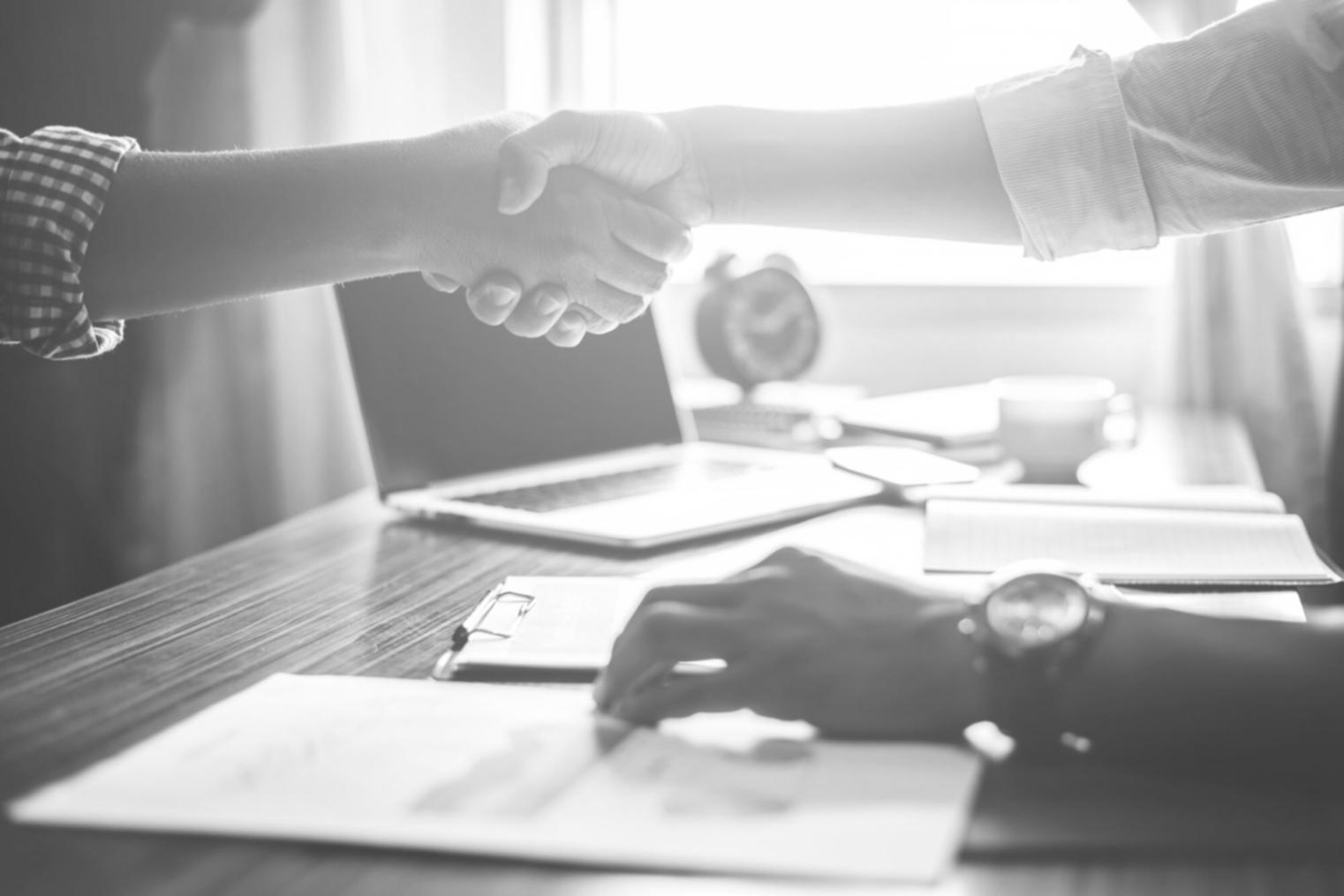 Pareja analizando sus finanzas domésticas juntos